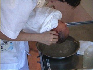 [ Nurse Lidiane washing his hair]